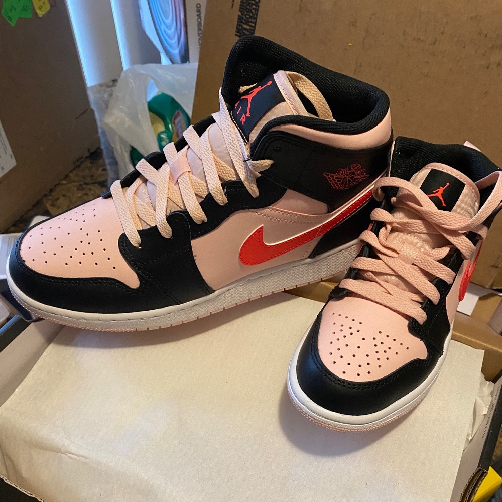 Big kids Air Jordan 1 Mid (GS) - Picture 1 of 3